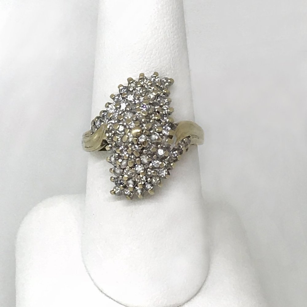 1.00 ctw diamond cluster ring in 10 kt YG